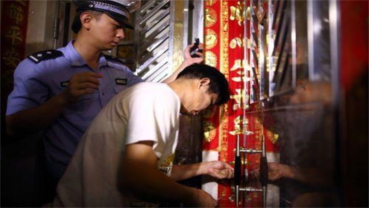 双鸭山请开锁师傅开了锁后，师傅为什么一般都不进门，就算主人请也不进去？